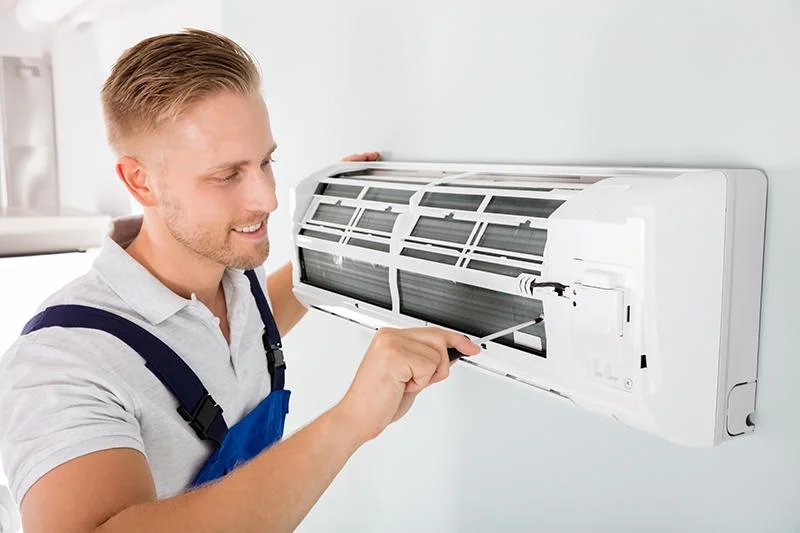 Técnico instalando aire acondicionado en Valencia